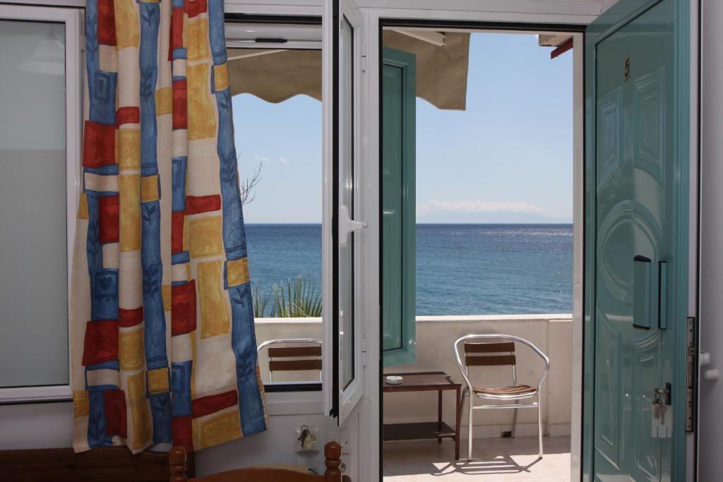 Akrogiali Hotel Plomari Oda fotoğraf